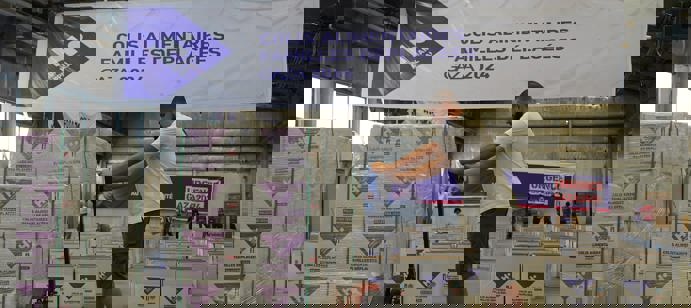 Une fois les colis prêts, ils sont soigneusement chargés dans les camions. Des centaines de colis sont transportés à la fois, permettant une distribution massive et continue vers Gaza.