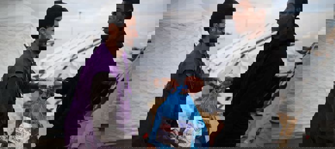 Le 16 décembre 2025, notre équipe a distribué 500 colis alimentaires dans la zone de Jabalia (Gaza Nord), au profit de 500 foyers, soit environ 2 500 personnes déplacées, dans les camps de Heraa, Halawa et Al-Emary.
Chaque colis contenait des denrées essentielles (huile, riz, sucre, lait en poudre, tahini, conserves, dattes, mélasse), apportant un soutien immédiat à des familles confrontées à une insécurité alimentaire toujours plus grave.