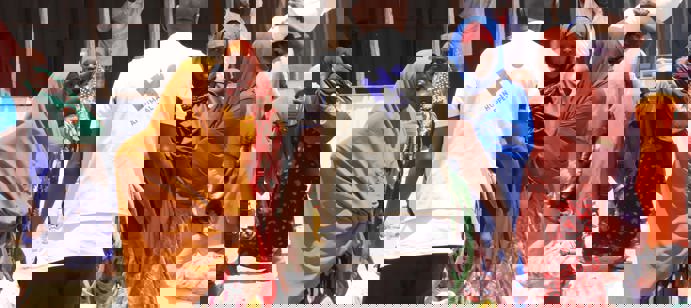 En Somalie, nous distribuons également des denrées alimentaires pour aider les familles à soulager leur faim.