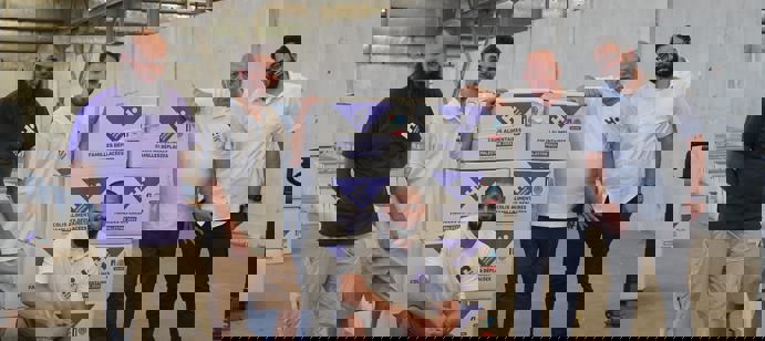 Nos équipes dévouées travaillent sans relâche pour préparer les colis alimentaires. Grâce à leur efficacité, nous sommes en mesure d'emballer rapidement des milliers de colis pour une distribution régulière.