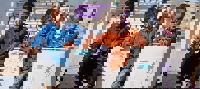 Nous distribuons des colis alimentaires aux réfugiés syriens avec des produits de première nécessité tels que du riz, des pâtes, des lentilles etc. Ces distributions profitent à des milliers de familles.