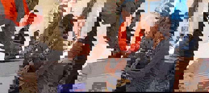 Nous distribuons des colis alimentaires à Gaza afin d'atténuer la famine qui s'y trouve. Nous en avons déjà distribué 12 747 depuis le 7 octobre.