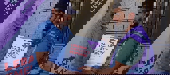 Le 2 octobre 2024, nous avons organisé une distribution de colis alimentaires, pour les familles cherchant un abri à l'école Dawoud el Ali à Chouf, au Sud-Liban. 50 colis contenant des produits de première nécessité, dont de la viande en conserve, ont été distribués à 50 familles et 227 personnes déplacées.