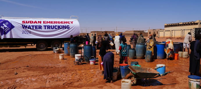 À Khartoum, Human Appeal, en collaboration avec GLM, fournit chaque jour 22 500 litres d’eau potable grâce à son projet de camion‑citerne, offrant un soutien vital aux familles contraintes de parcourir de longues distances ou d’utiliser une eau contaminée.