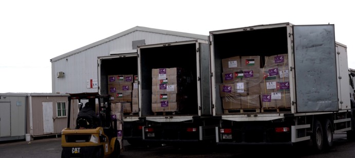 Déchargement de camions de fournitures à Gaza après l'importation depuis l'Égypte de 45 tonnes d'aides.