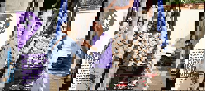 Human Appeal a distribué des tapis à des familles démunies au Liban pour les aider à mieux affronter l’hiver, offrant une isolation essentielle dans des logements précaires où le froid est particulièrement difficile à supporter. Nous avons aussi distribué de l’huile de cuisson alors que l’hiver et la crise économique rendent l’accès aux besoins de base de plus en plus difficile.