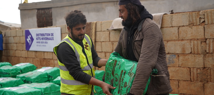 Réfugiés syriens : Human Appeal a distribué des matériaux de chauffage à des familles déplacées du camp Al-Ihsan, chaque foyer recevant 8 sacs de combustible, afin de mieux faire face au froid hivernal et d’améliorer leurs conditions de vie dans des abris précaires.