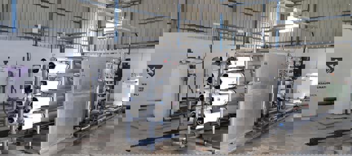 Human Appeal a construit à Rafah, avant l’invasion, une usine de dessalement capable de produire 52 000 litres d’eau potable par jour. Elle alimentait directement la communauté locale, réduisant la dépendance à l’eau contaminée. Depuis, nous poursuivons la distribution par réservoirs et camions-citernes, assurant un accès vital à l’eau propre.