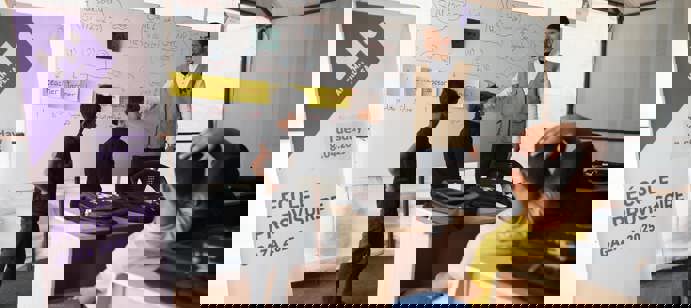 Depuis le début du conflit, l’éducation à Gaza est plongée dans une crise sans précédent : près de 90 % des écoles ont été endommagées ou détruites, et plus de 658 000 enfants sont privés d’enseignement formel. Face à cette urgence, Human Appeal France agit concrètement en soutenant 600 enfants déplacés dans la région centrale de Deir al-Balah et le camp de Beach. À travers 8 écoles d’urgence, l’organisation offre des environnements d’apprentissage sûrs et bienveillants, où les enfants peuvent non seulement poursuivre leur scolarité, mais aussi bénéficier d’un accompagnement psychosocial essentiel pour surmonter les traumatismes liés au déplacement. 