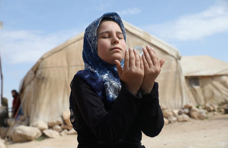 Jeune femme priant en Syrie