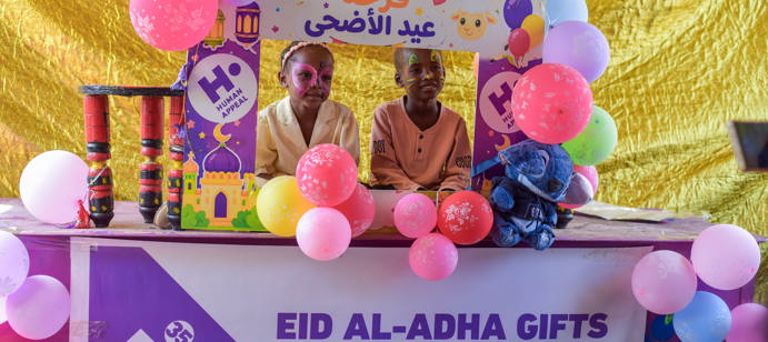 Le 28 mai, à l’occasion du 2ᵉ jour de l’Aïd al-Adha, Human Appeal a organisé une journée festive dans le camp d’Al-Sarraf au Soudan, réunissant plus de 1 000 enfants et leurs familles, tout en distribuant 440 kits de vêtements de l’Aïd à 440 familles déplacées.