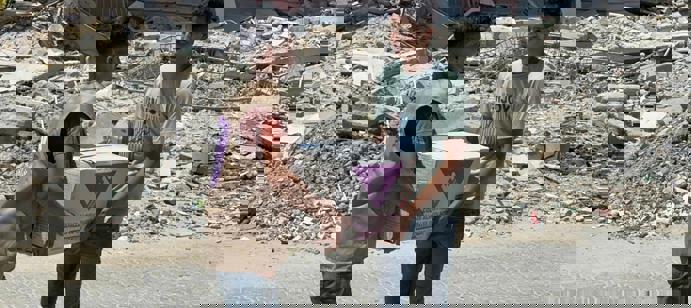 Nous organisons des distributions alimentaires sur place, où nos équipes locales remettent les colis directement aux familles les plus touchées. Ce soutien crucial permet de combattre la famine et d’apporter une aide immédiate.