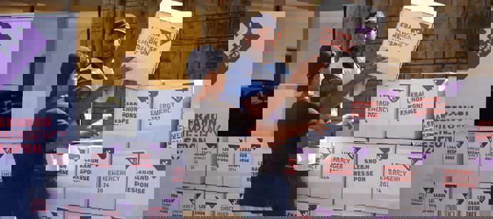 Human Appeal a organisé une distribution de colis alimentaires le 8 octobre 2024, pour les familles cherchant un abri à l'école Ain el Hilwe dans la ville de Saida, au Sud-Liban. 60 colis contenant des produits essentiels comme de la viande en conserve, du thon, des pois chiches, des fèves, du fromage, du houmous, du tahini, du thé, du sucre, de la confiture et des ananas en conserve, ont été distribués à 60 familles et 250 personnes déplacées, afin de leur apporter une aide dans le cadre de la crise actuelle.