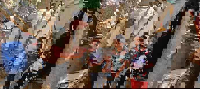 05 octobre 2025 - Human Appeal a distribué 26 000 repas chauds dans le nord, le centre et le sud de la bande de Gaza, apportant ainsi une aide vitale aux familles déplacées vivant dans des camps de fortune et aux patients hospitalisés.