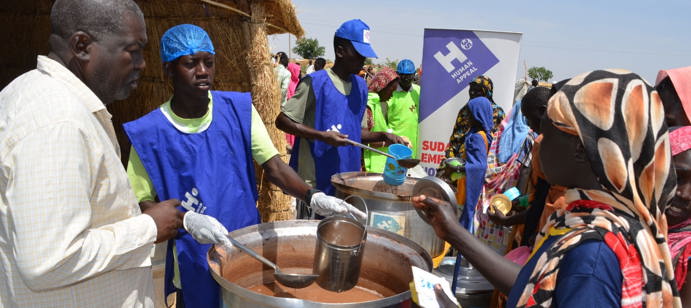 À Damazin au Soudan, Human Appeal distribue 1 000 repas chauds chaque jour dans le camp Al-Karama 9, permettant à 500 familles déplacées et retournées de bénéficier de deux repas quotidiens et d’un soutien alimentaire essentiel.