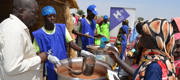 À Damazin au Soudan, Human Appeal distribue 1 000 repas chauds chaque jour dans le camp Al-Karama 9, permettant à 500 familles déplacées et retournées de bénéficier de deux repas quotidiens et d’un soutien alimentaire essentiel.