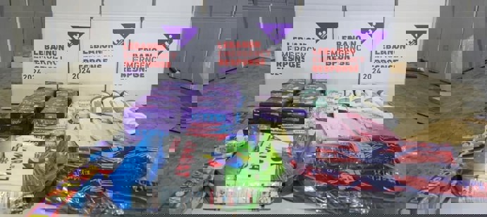 Nous avons également distribué 100 kits d’hygiènes. Ces kits sont essentiels en situation de crise car ils aident à prévenir la propagation de maladies, à maintenir la dignité des personnes déplacées et à répondre à leurs besoins fondamentaux en matière de propreté et de santé.