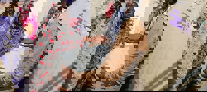 Human Appeal apporte des jerrycans, des kits non alimentaires et produits essentiels aux familles arrivant dans les camps d’Al Dabba après avoir fui Al Fasher, alors que la situation au Soudan devient chaque jour plus critique.