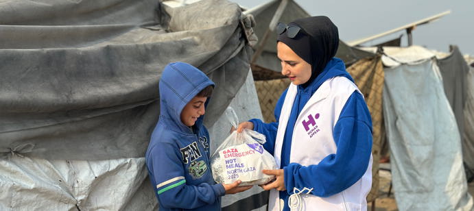 30 novembre 2025 - 16 000 repas chauds ont été distribués à Khan Younis, Ramal, dans le Nord de Gaza et à Deir al-Balah.