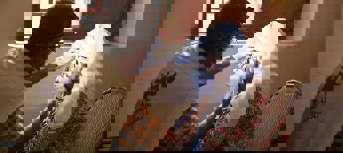 Au Soudan, de nombreuses personnes souffrent de perte auditive, les isolant et limitant leur quotidien. Grâce à notre projet à Khartoum, nous avons fourni 350 appareils auditifs, avec batteries et suivi médical, redonnant un lien social à des centaines de personnes.