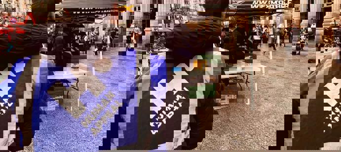 Nous organisons souvent des maraudes pour répondre aux besoins essentiels des bénéficiaires. Nous aidons généralement entre 50 et 100 personnes en leur fournissant de la nourriture et des vêtements adaptés à la saison.