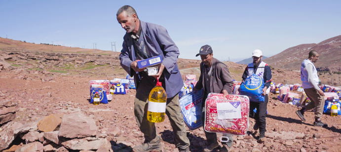 Maroc : Dans les montagnes isolées d’Al Haouz, encore marquées par le séisme de 2023, Human Appeal a distribué des colis alimentaires essentiels et des couvertures aux familles démunies de Douar Tidli, leur apportant chaleur, dignité et espoir à l’approche du Ramadan 2026 malgré des conditions d’accès particulièrement difficiles.