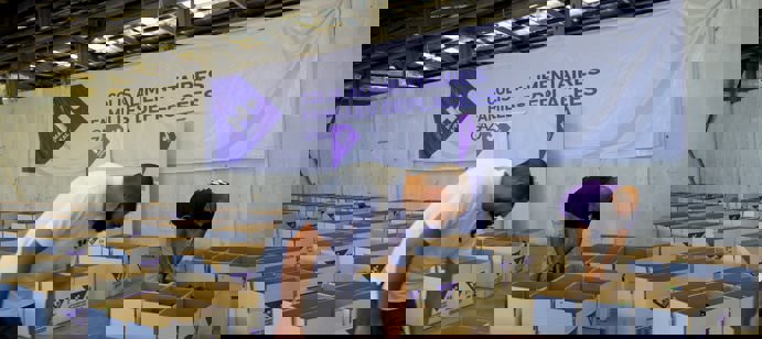 Nous organisons régulièrement des sessions de préparation de colis alimentaires dans notre entrepôt. Chaque colis est rempli de produits nutritifs essentiels comme du riz, des légumineuses, et de l'huile pour assurer un apport en nourriture équilibrée aux familles en détresse.