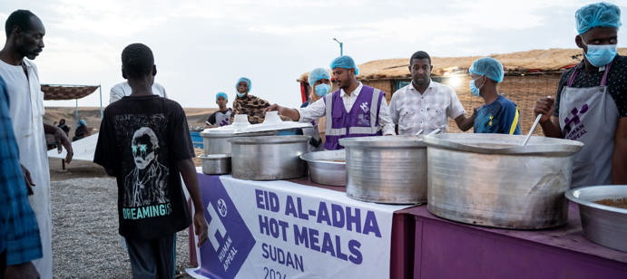 Du 27 au 29 mai 2026, à l’occasion de l’Aïd al-Adha, Human Appeal a distribué 600 repas chauds à 200 familles déplacées dans les camps d’Al-Tariya à Al-Gadarif au Soudan, apportant un moment de réconfort et de solidarité aux personnes les plus vulnérables.