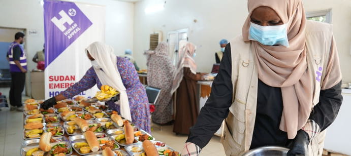 Human Appeal fournit chaque jour jusqu’à 400 repas fraîchement préparés aux patients et à leurs proches, leur offrant un soutien essentiel dans des établissements surchargés où l’accès à la nourriture est limité et où chaque geste de solidarité compte.