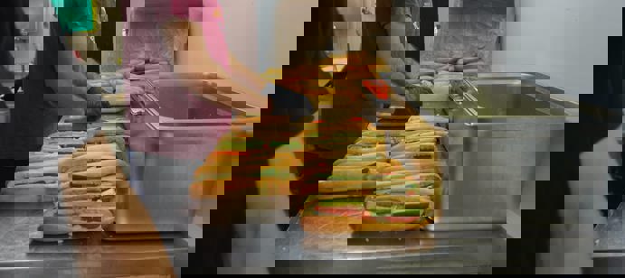 Le 13 octobre, nous avons distribué 259 repas froids (sandwichs) à l'école Ain El Hilwe à Sadia dans le sud du Liban à 50 familles déplacées.