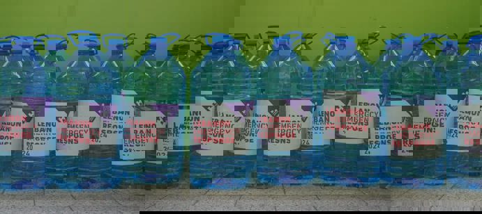Notre réponse d'urgence reste active alors que nous continuons à soutenir les personnes affectées, en leur apportant également de l'eau potable en bidons de 9 litres et autres ressources vitales.