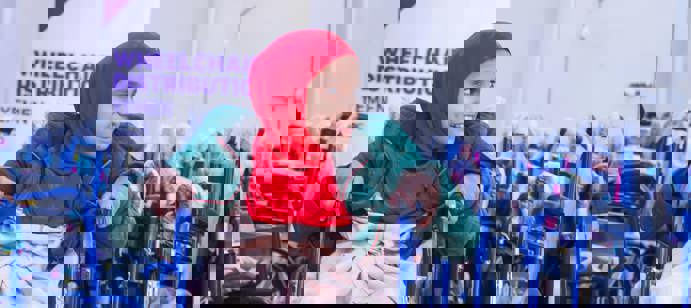 Yémen : Human Appeal a soutenu 442 enfants en situation de handicap dans la région de Shabwa au Yémen en leur fournissant des fauteuils roulants, apportant ainsi confort, dignité et espoir à des familles vivant dans des zones isolées et vulnérables.