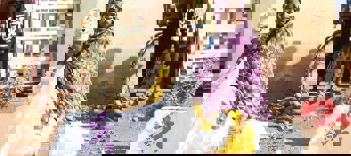 Le 2 décembre 2025, Human Appeal a distribué 316 colis alimentaires à des familles déplacées du Darfour et du Kordofan réfugiées dans l’État de Khartoum. Les colis, composés de produits essentiels (sucre, farine, riz, lentilles, pâtes, huile, thé), ont apporté un soutien crucial pour plusieurs semaines et offert un réel soulagement à des foyers particulièrement vulnérables face à des conditions de vie extrêmement difficiles.