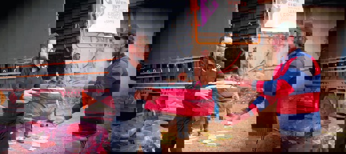 Dans le nord du Liban, à Akkar, de fortes pluies avaient provoqué des inondations dévastatrices, forçant plus de 1 500 familles libanaises et réfugiées syriennes à se diriger dans des mosquées, écoles et bâtiments abandonnés. Human Appeal a distribué des couvertures chaudes à 390 familles vivant dans deux camps de réfugiés, leur apportant un peu de réconfort face au froid et à l’urgence.