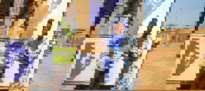 Entre le 15 et le 31 décembre 2025, Human Appeal, en partenariat avec l’OIM, a distribué des articles de première nécessité à plus de 3 500 personnes déplacées au Soudan, afin de soutenir les familles ayant fui les violences et de préserver leur dignité dans un contexte de déplacement forcé.