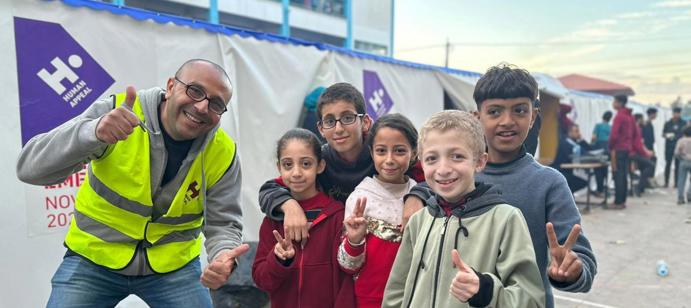 Des membres de l'équipe de Human Appeal apportent leur soutien aux enfants à Gaza.