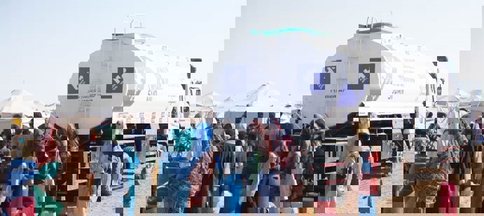 Alors que la crise humanitaire s’aggrave au Soudan, Human Appeal fournit chaque jour de l’eau potable à des milliers de familles déplacées à Al Dabba, offrant une aide vitale à celles qui luttent pour survivre.