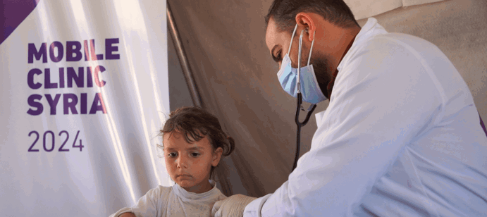 La clinique mobile dans le nord-ouest de la Syrie traite environ 80 patients par jour, fournissant des consultations médicales et des médicaments gratuits. Le mois dernier, 1619 personnes ont bénéficié de ces services.