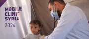 La clinique mobile dans le nord-ouest de la Syrie traite environ 80 patients par jour, fournissant des consultations médicales et des médicaments gratuits. Le mois dernier, 1619 personnes ont bénéficié de ces services.