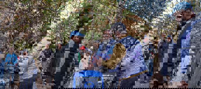 Human Appeal a mené des distributions hivernales dans plusieurs villages reculés de la région d’Al Haouz, durement touchée par le séisme de 2023, en apportant nourriture, couvertures et équipements d’hiver aux familles ainsi que des activités et kits chauds pour les enfants, offrant soutien et réconfort alors que le froid s’installait.