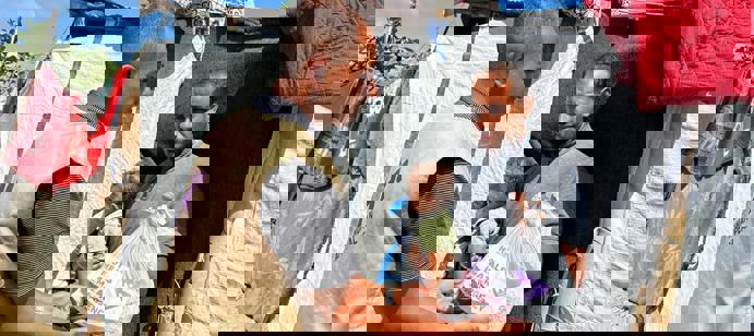 30 septembre 2025 - Human Appeal a servi 26 000 repas chauds fraîchement préparés à des familles du nord, du centre et du sud de Gaza. Dans les camps de déplacés surpeuplés, où des milliers de personnes sont contraintes de vivre sans cuisine ni fournitures de base, ces repas ont apporté bien plus que de la nourriture.