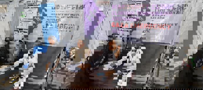 Human Appeal France a déployé une clinique mobile hebdomadaire dans le refuge Modern Clinic Shelter à Jabalia, au nord de Gaza, où vivent 5 000 familles déplacées (soit près de 25 000 personnes). Les soins couvrent les maladies chroniques (diabète, hypertension), saisonnières (allergies, grippe, affections respiratoires), ainsi que la pédiatrie et la gynécologie.