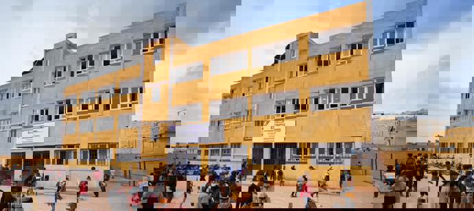 En Syrie, plus de 2,4 millions d’enfants sont privés d’école, et des milliers d’établissements ont été détruits ou rendus inutilisables par plus d’une décennie de conflit. Les enfants réfugiés syriens, particulièrement ceux déplacés, font face à des obstacles majeurs : infrastructures dégradées, manque de matériel, enseignants non formés, et risques accrus de travail infantile ou de mariage précoce. Dans ce contexte, Human Appeal a construit l’école Al-Sabr, une initiative éducative majeure au sein du village Al-Zohoor, dans la région de Killi, au nord-ouest de la Syrie. Véritable symbole d’espoir et de résilience, elle accueille aujourd’hui plus de 1 300 enfants déplacés, leur offrant un environnement sûr pour reprendre leur scolarité après de longues interruptions.