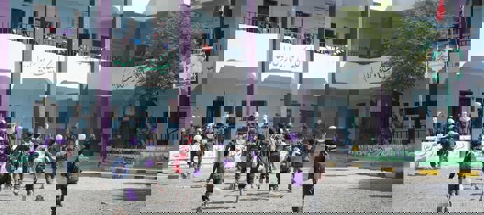 Au Yémen, des années de conflit ont plongé le système éducatif dans une crise profonde : près de 3 000 écoles sont hors d’usage, et plus de 2 millions d’enfants sont privés d’accès à l’éducation. Dans ce contexte marqué par la destruction des infrastructures, le déplacement des familles et l’absence de rémunération des enseignants, Human Appeal s’engage activement pour redonner aux enfants un environnement scolaire digne. En rénovant 7 écoles délabrées, l’organisation a permis à 14 000 enfants de retrouver un cadre d’apprentissage sécurisé et fonctionnel. Les travaux ont inclus la peinture intérieure et extérieure, la réparation des fenêtres, l’installation de nouvelles portes, la fourniture de bureaux neufs, le remplacement des tableaux blancs et la rénovation des toitures. Ce projet illustre l’engagement de Human Appeal à faire de la scolarité une priorité pour garantir à chaque enfant yéménite le droit fondamental d’apprendre.