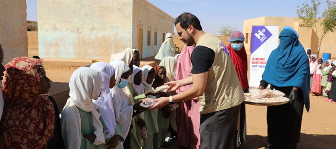 À Omdurman, Human Appeal a distribué 150 repas frais à des jeunes filles dans une école locale, portant à plus de 900 le nombre total de repas servis depuis le début de l’intervention, afin de soutenir la croissance et le bien‑être d’enfants durement affectés par la guerre et le déplacement. 