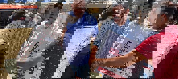 Le 2 août 2025, Human Appeal a livré 1000 colis alimentaires dans le sud de Gaza, en partenariat avec la JHCO et l’hôpital de campagne jordanien, marquant sa première opération transfrontalière depuis mars, après des mois de blocus. Chaque colis de 27 kg peut nourrir une famille pendant trois à quatre semaines et contient des produits essentiels, dont du miel Sidr premium.