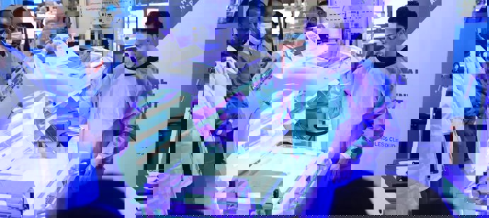 Au Yémen, Human Appeal a renforcé les capacités du système de santé en équipant l’hôpital Yémeno-Suédois de Taiz avec du matériel néonatal vital, dont une radiographie portable, un appareil de photothérapie et un dispositif CPAP. 22 membres du personnel médical ont bénéficié d’une formation pratique pour assurer l’utilisation et la maintenance de ces équipements. Cette initiative vise à garantir des accouchements plus sûrs et de meilleurs soins pour les mères et leurs nouveau-nés dans une région durement touchée par la crise.