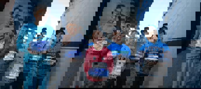 Le 02 mars 2025, nous avons distribué 10 000 repas chauds à 1 906 familles déplacées à Deir Al-Balah.