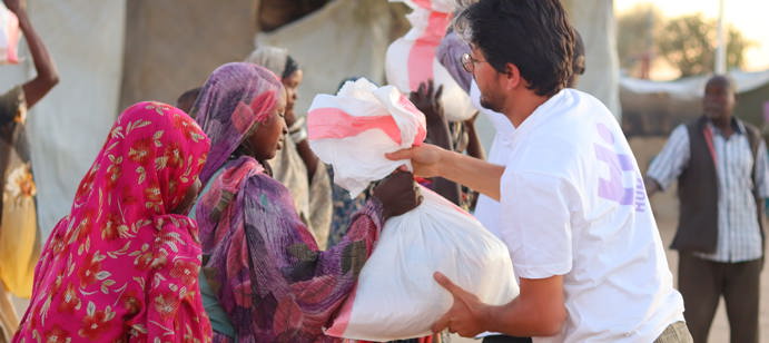 Human Appeal a distribué 750 colis alimentaires à des familles soudanaises déplacées ayant fui El Fasher et réfugiées au camp de Bami Jura au Tchad, leur apportant une aide alimentaire essentielle et un soutien vital face à des conditions de vie extrêmement précaires.