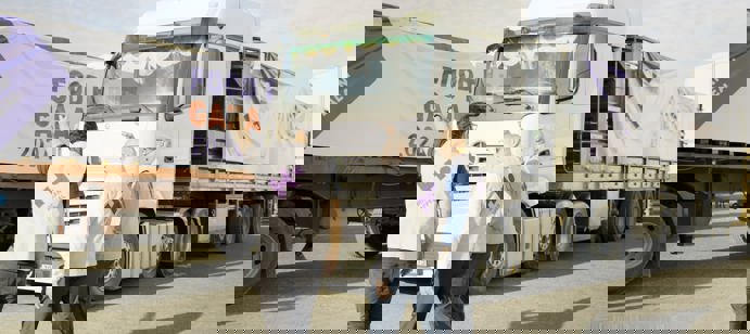 Après le chargement, les camions remplis de colis alimentaires se dirigent vers Gaza, une zone où la population fait face à une crise alimentaire sévère. Chaque colis transporte non seulement de la nourriture, mais aussi de l'espoir.